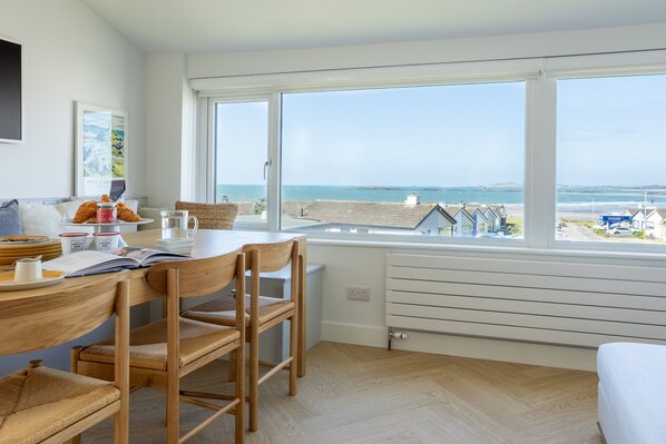 Swn Y Bae - Lounge View - Rhosneigr