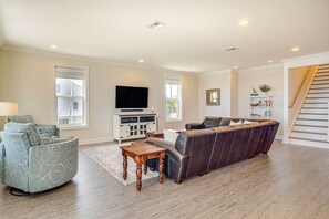 Living Room | 1st Floor | Smart TV | Balcony Access | Board Games