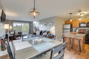 Dining Area | 1st Floor | Dishware/Flatware | Trash Bags/Paper Towels