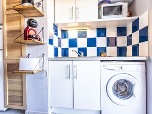 Wäschekammer, Cabinetry, Wäschetrockner, Waschmaschine, Produkt, Wäsche, Interior Design, Küche, Regal, Major Appliance