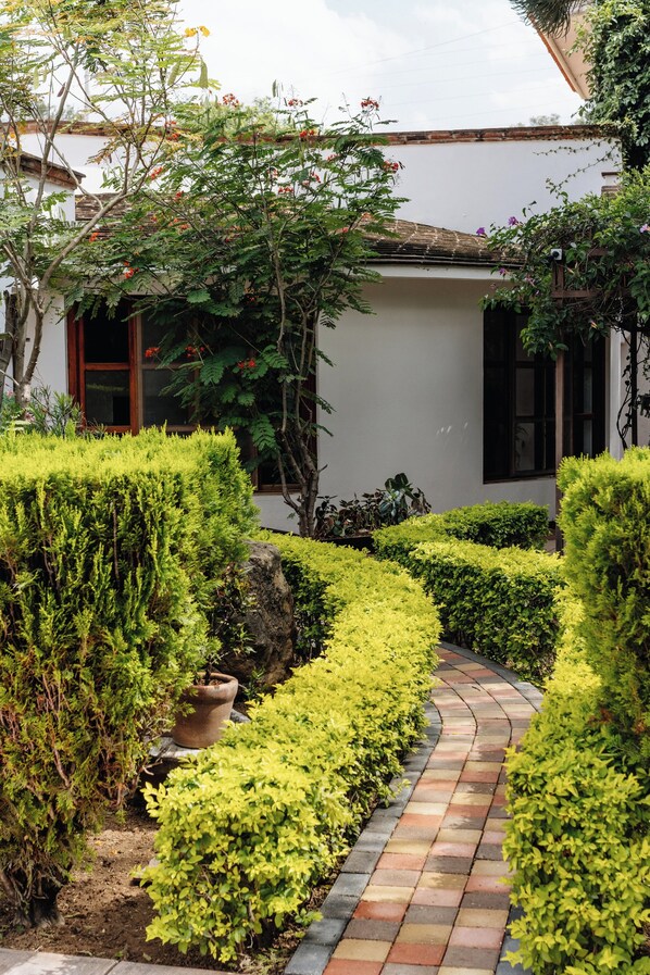 Entryway through gardens to Dyln'a Corner!