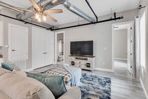 Spacious Living Room with Roku TV in downtown Biloxi, MS. Walking distance from Baseball Stadium and Casinos