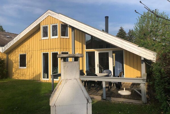 Stugans exteriör [sommar]