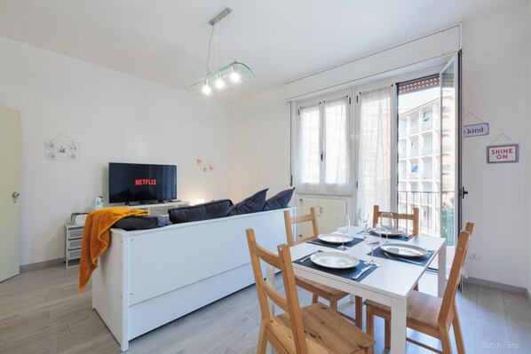 Salotto e zona giorno:
- TV con Netflix
- Divano (anche divano-letto)
- Balcone