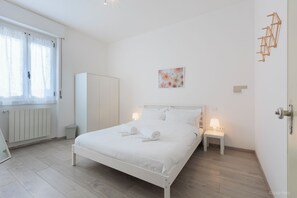 Camera 1 con letto matrimoniale, biancheria da letto e da bagno inclusa