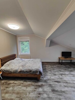 Peng- Bedroom (2)