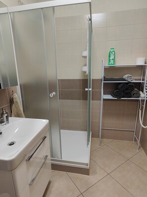 Nefretete - Bathroom (1)