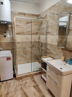 Louisa - Bathroom