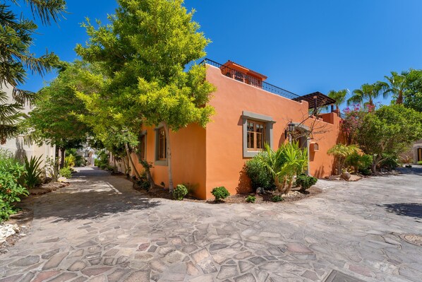 3 bedroom & 3 bathroom Home FN 209 steps from the beach