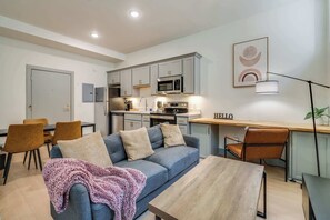 Modern studio unit with an open layout, ideal for both work and leisure.