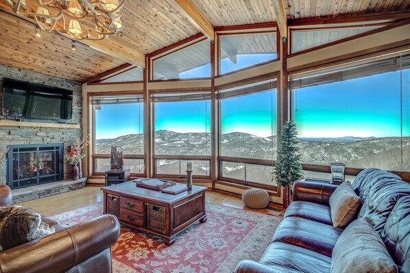 Living Room--- Breathtaking Mountain View 