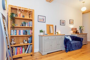 Plenty of books and a contemporary decorations await in the cozy hall/entryway