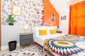 Charming Bedroom: Vibrant decor and cozy lighting create a delightful retreat in Portsmouth!