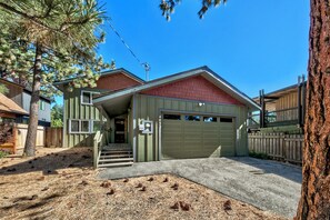This cozy and modern home is very close to Heavenly Gondola and Lakeside Beach