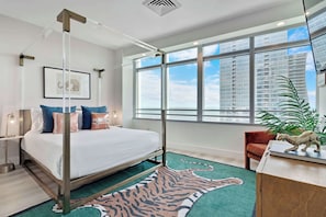 Bedroom 2 (Queen): This bedroom is flooded with natural light, and has both city and bay views along with an en-suite bathroom