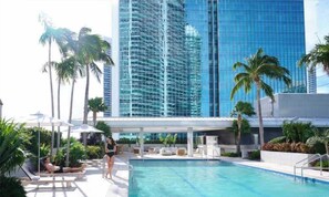Heated pool with hot tub and restaurant