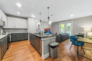 The kitchen’s open layout allows you to move freely as you prepare meals, with everything you need at your fingertips.