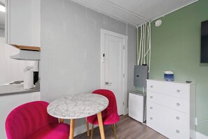 Enjoy coffee & meals for 2 at the stylish dining table
