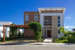 Facade / entrance