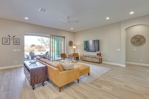 Living Room | Smart TV | Free WiFi | Central Heating & A/C