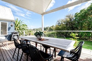 Putdoor dining overlooking lake