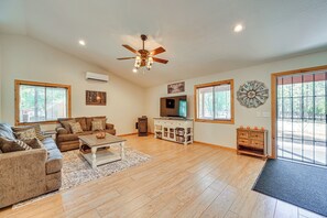 Living Room | Sleeper Sofa | Smart TV | Free WiFi | Single-Story Cabin