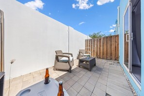 Nestled in Noord, this studio offers the ideal blend of privacy and proximity. Just a 5-minute drive to Palm Beach, enjoy nearby shopping, dining, and Aruba’s stunning beaches right at your doorstep.