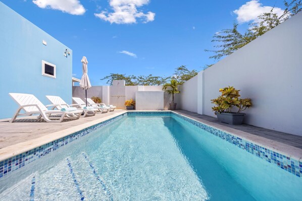 Take a dip in the inviting pool, soak up the sun on our loungers, or enjoy the outdoor shower—your private oasis awaits right outside the studio. Relaxation, Aruba-style!
