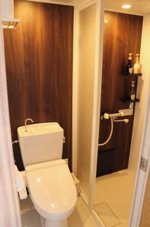 deTOUR guest room shower room