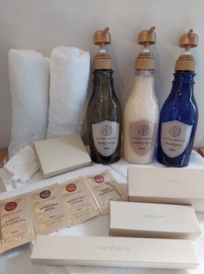 deTOUR Amenities