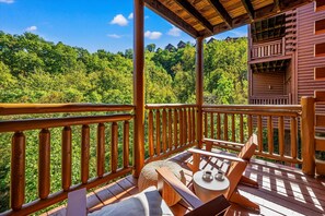 Sip morning coffee or sunset wine on the deck with beautiful wooded views !
