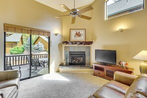 Living Room | Free WiFi | Gas Fireplace | Roku TV | 1st Floor