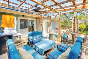 House Exterior | Screened Deck