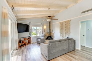 Living Area | Smart TV w/ Cable | Fireplace | Board Games