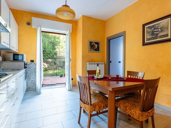 Table, Propriété, Meubles, Cabinetry, Chaise, Bleu Azur, Bois, Cadre, Design Intérieur, Sol
