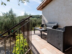 Pflanze, Himmel, Gebäude, Wolke, Holz, Schatten, Interior Design, Tisch Im Freien, Gartenmöbel, Stuhl