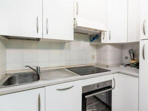 Cabinetry, Countertop, Kitchen Stove, Kitchen Sink, Sink, Kitchen, Tap, Building, Kitchen Appliance, Cooktop