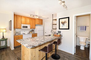Full Kitchen w/ Countertop Dining Seating