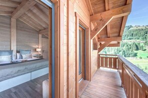 Master Suite - Twin or King bed with large private balcony taking in views of the ski slopes, garden and Morzine village. En-suite shower room.