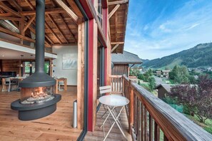 Upper balcony commands a sunny position and exceptional views over Morzine, the Pleney slopes and the surrounding mountains.