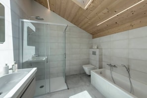 Large ensuite bathroom with bath 