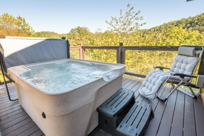 Ridge Vista's bubbling hot tub