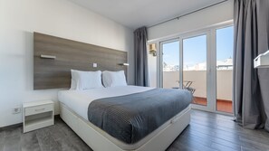 Comfortable bedroom with a double bed and direct access to your private balcony – your perfect getaway space.
#PeacefulRetreat #BalconyViews #PortimãoLiving