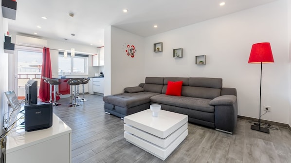 A modern and comfortable living area immersed in sun light.
#naturallight #comfort #portugal #pt #portimão