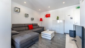 Relax in the cozy living room, complete with a plush teal sofa – ideal for unwinding after a day in the Algarve.
#CozyVibes #RelaxInStyle #RedVelvet