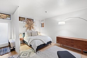 Second bedroom w queen bed