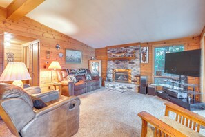 Living Room | Main Level | Smart TV | Free WiFi | Gas Fireplace