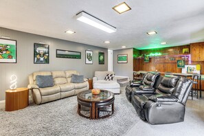 Living Room | Smart TV | Free WiFi | Central & Window A/C | Baseboard Heating