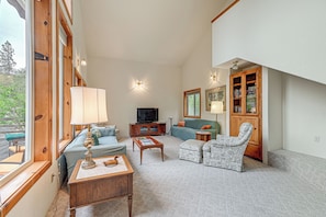 Living Area | Flat-Screen TV | Board Games | Wood-Burning Fireplace | 1st Floor