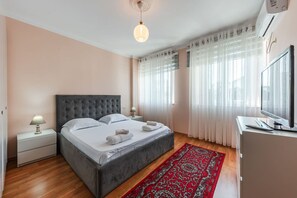Bedroom 1 - Double Room (King Size)